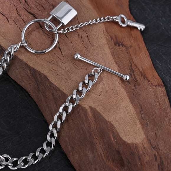 Magnifique Metal Lock Pendant Necklace - Picture 5 of 7